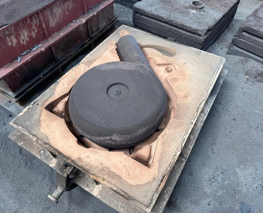 Molde de carcaça de bomba aberto, mostrando o macho
