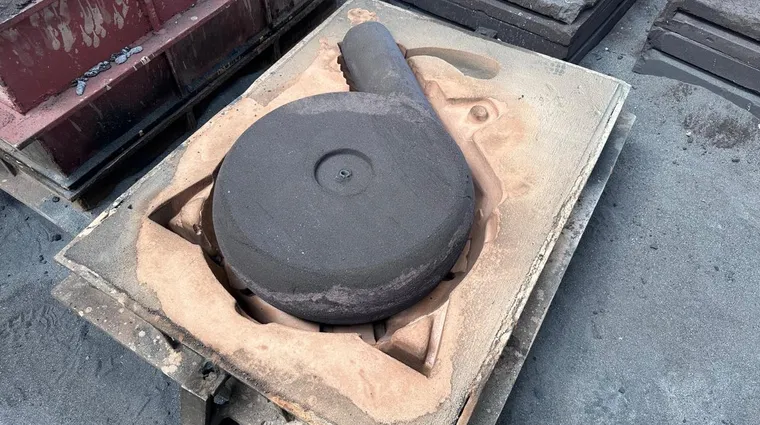 Molde de areia aberto com o macho da carcaça de bomba posicionado